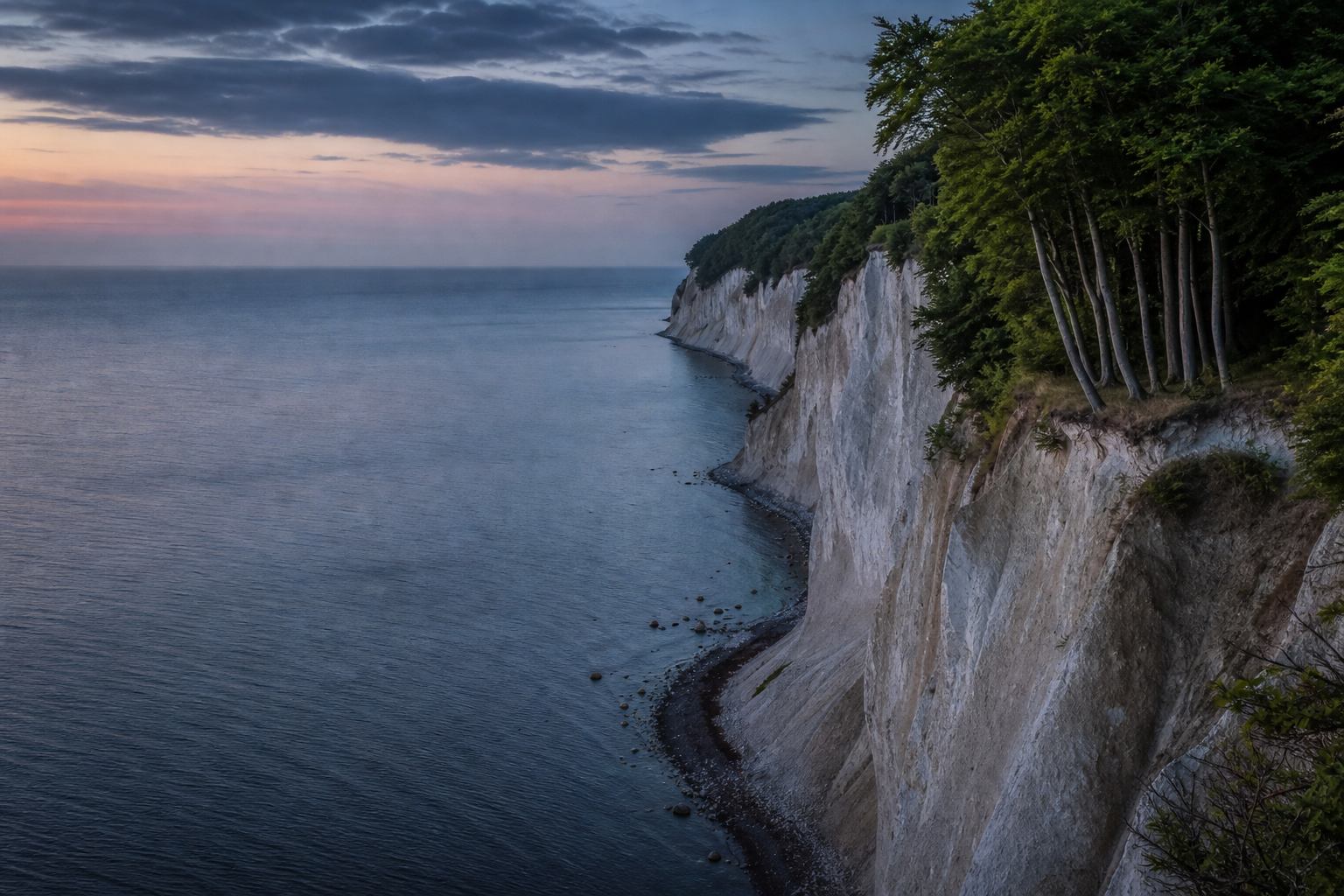 Kreidefelsen auf Rügen am Abendlicht der Ostsee